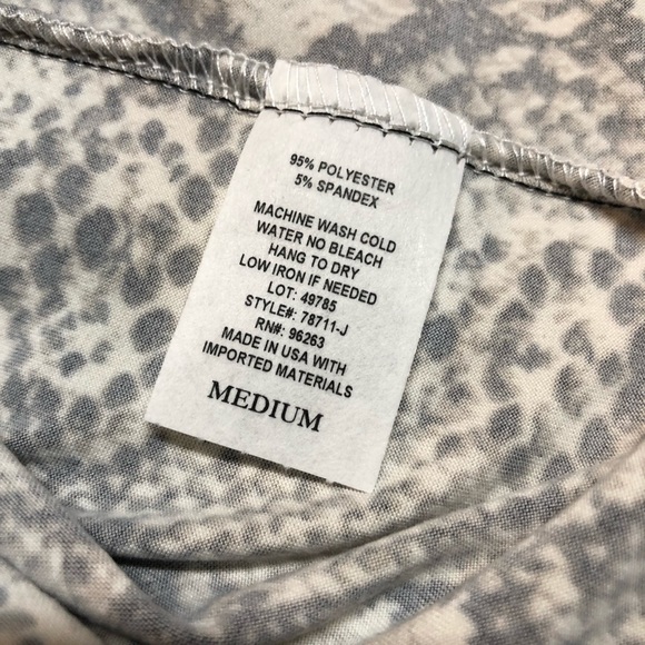 🍭🆕Pinc Snakeskin Blouse with knot in the front - Picture 6 of 6